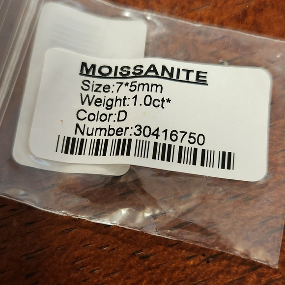 Moissanite engagement ring - Picture 7 of 10